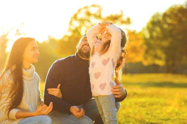 Familj Spelar Höstens Park Har Roligt Sunset — Stockfoto