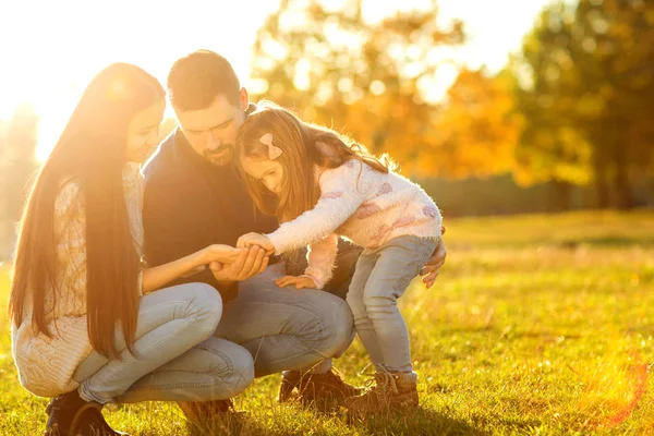 Familie Spelen Herfst Park Plezier Bij Zonsondergang — Stockfoto