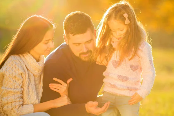 Família Jogando Parque Outono Divertindo — Fotografia de Stock