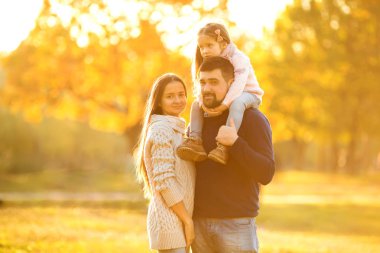 Aile eğleniyor sonbahar parkta oynarken