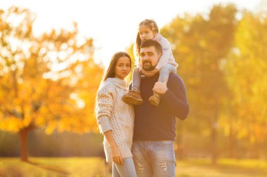 Aile eğleniyor sonbahar parkta oynarken