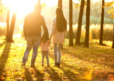 Aile eğleniyor sonbahar parkta oynarken