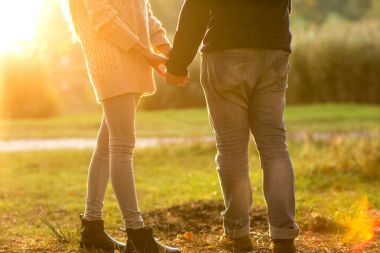 genç bir çift aşık günbatımında açık