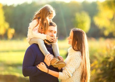 Aile eğleniyor sonbahar parkta oynarken