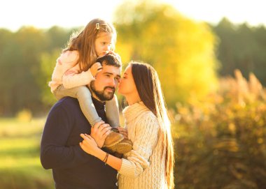 Aile eğleniyor sonbahar parkta oynarken