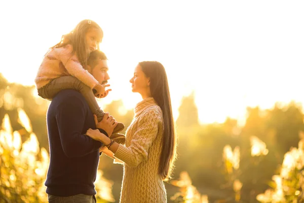 Familj Spelar Höstens Park Att Kul Sunset — Stockfoto