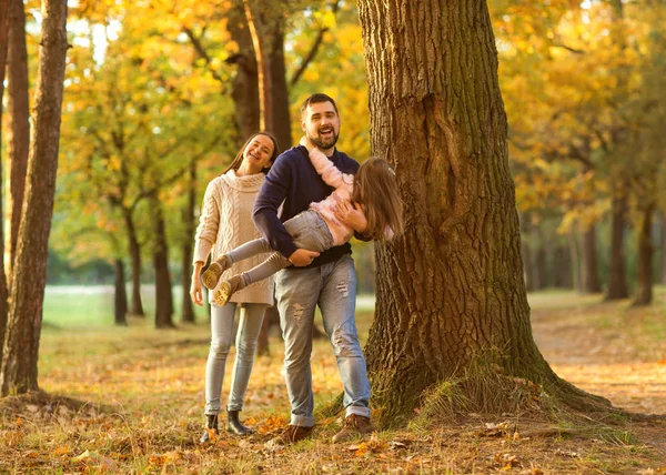 Familie wandeling in het park, gelukkig bij zonsondergang — Stockfoto