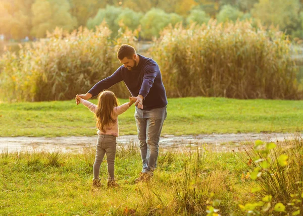 お父さんと秋の公園で娘を笑ってプレイします。 — ストック写真
