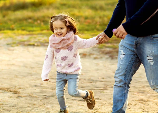 Dad and daughter in the autumn park play laughing — Stock Photo, Image