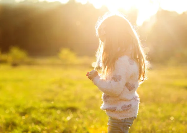 Dcera při západu slunce hraje — Stock fotografie