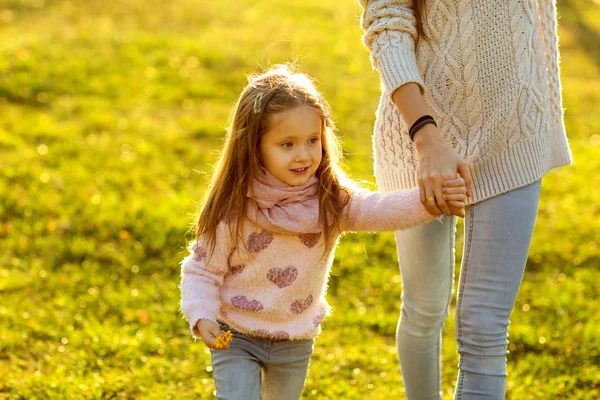 Moeder dochter bij zonsondergang spelen, Mothers Day. — Stockfoto