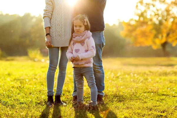 Família brincando no parque de outono se divertindo ao pôr do sol — Fotografia de Stock