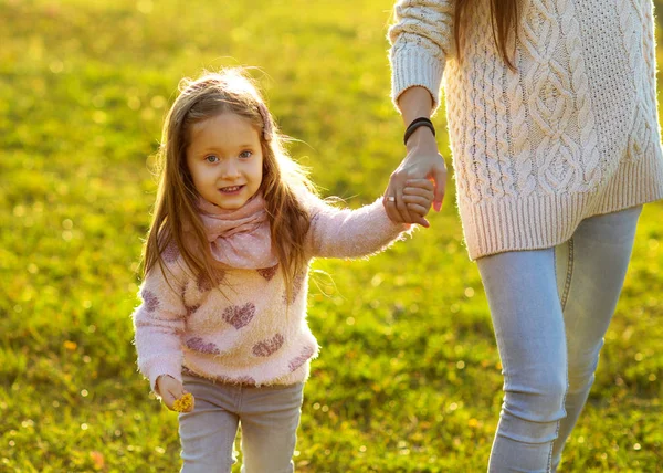 Mutter Tochter bei Sonnenuntergang spielen, Muttertag. — Stockfoto