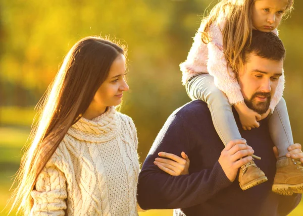 Família brincando no parque de outono se divertindo ao pôr do sol — Fotografia de Stock