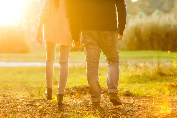 Par i kärlek i höst park att ha kul på sunset — Stockfoto