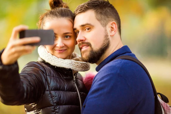 Para zakochanych w jesieni sprawia, że selfie — Zdjęcie stockowe