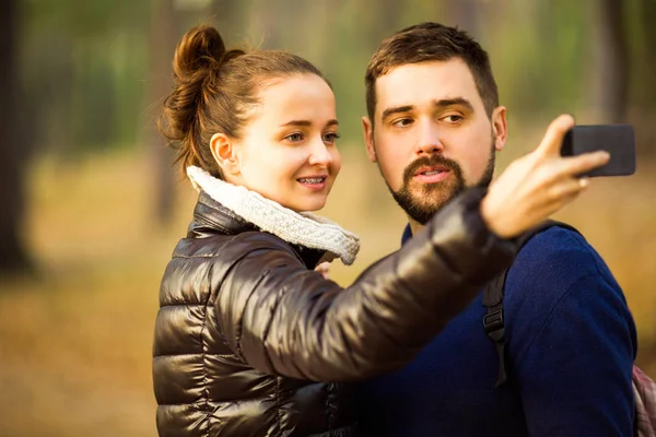 Pár v lásce na podzim dělá selfie — Stock fotografie