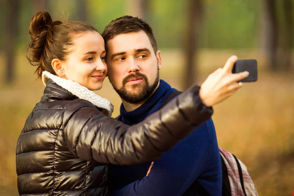 Sonbaharda aşık çift selfie yapar — Stok fotoğraf