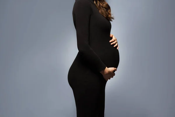 Bela menina na moda grávida no estúdio está posando — Fotografia de Stock