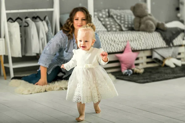 Mamá y su hija están en casa en la habitación, Día de la Madre . — Foto de Stock