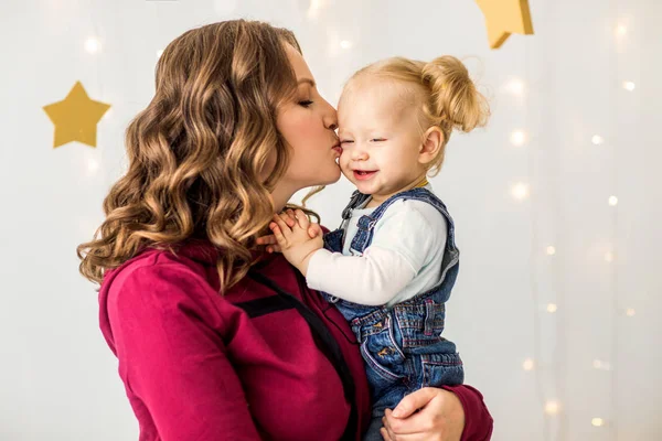 Anya és lánya az otthon, a szobában, a Mother's Day. — Stock Fotó