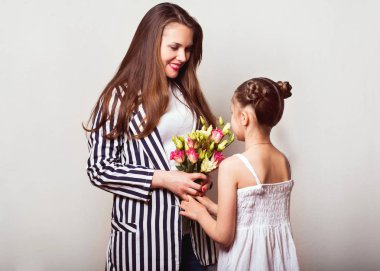 kızı verir ona anne çiçek stüdyoda, mutlu anneler günü