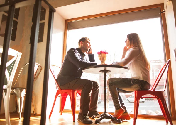 Guy with a girl in a cafe on St. Valentine's Day, a guy gives a — Stock Photo, Image