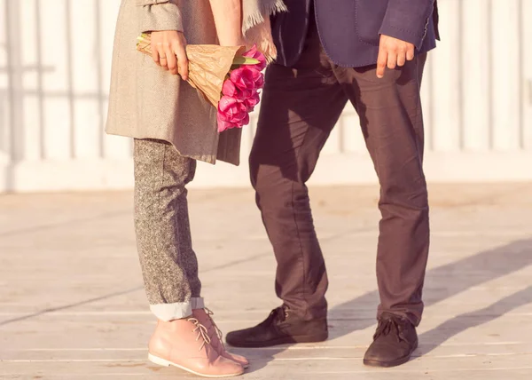 Couple amoureux sont confrontés l'un à l'autre le jour de la sainte vallée — Photo