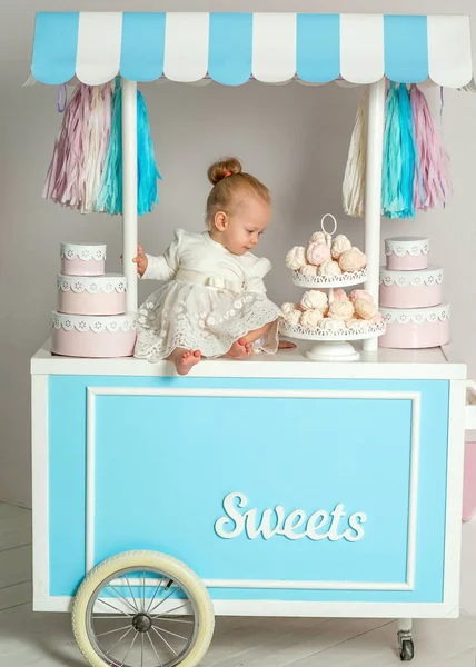 Cantik bayi perempuan duduk di dekat menakjubkan marshmallow hous — Stok Foto