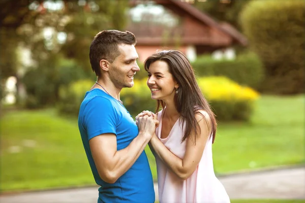 Casal apaixonado estão felizes em comprar uma nova casa, conceito de família — Fotografia de Stock