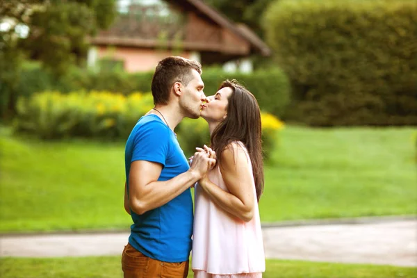 Casal apaixonado estão felizes em comprar uma nova casa, conceito de família — Fotografia de Stock