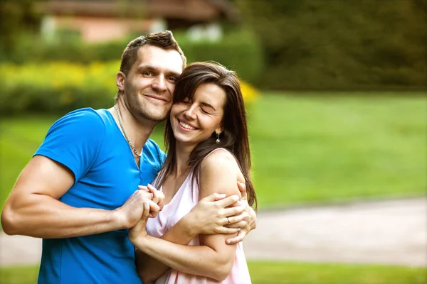 Verliebte Paare freuen sich über ein neues Eigenheim, Familienkonzept — Stockfoto