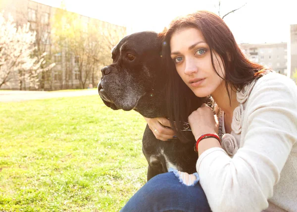 Mode Meisje Met Een Hond Maken Selfie Het Groene Gras — Stockfoto