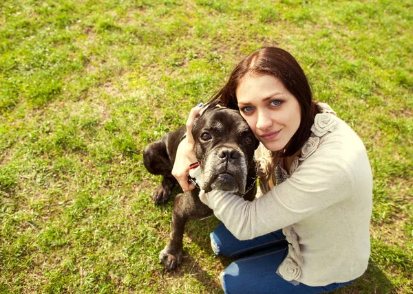 Mode Meisje Met Een Hond Maken Selfie Het Groene Gras — Stockfoto