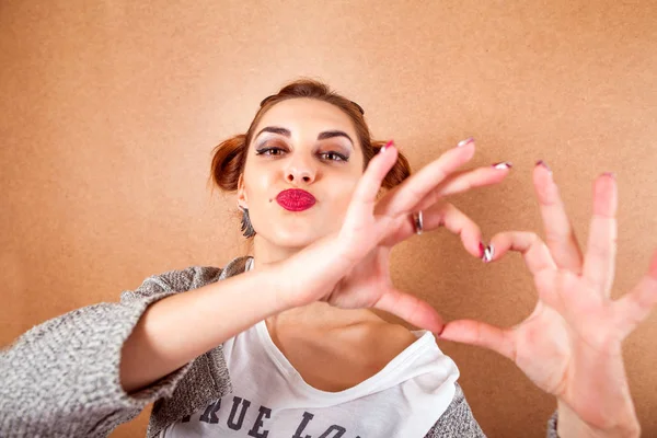 Flicka gör selfie i studio — Stockfoto