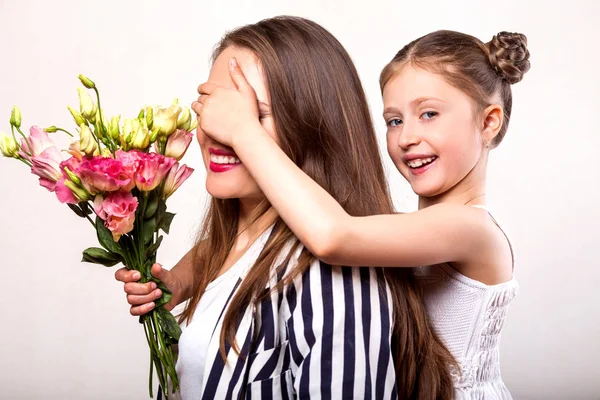 Κόρη Δίνει Λουλούδια Της Μητέρας Στο Στούντιο Ημέρα Ευτυχισμένη Μητέρα — Φωτογραφία Αρχείου