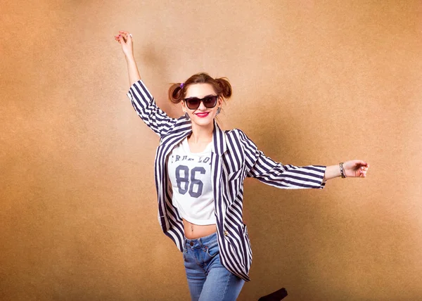 Fashion girl in studio near turquoise background smiling emotionally sunglasses. Vogue Style — Stock Photo, Image