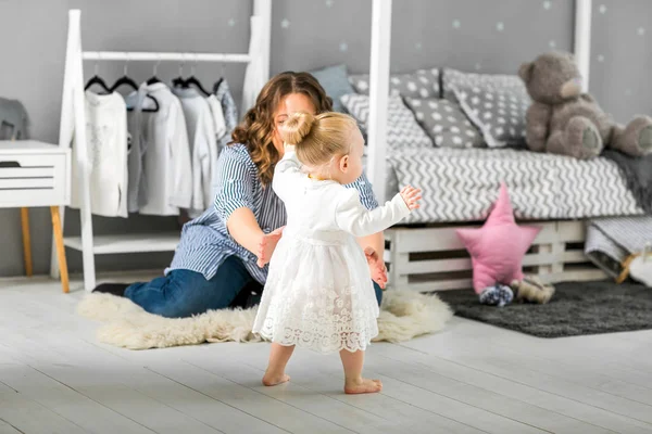 Mutter Und Tochter Sind Hause Zimmer Muttertag — Stockfoto