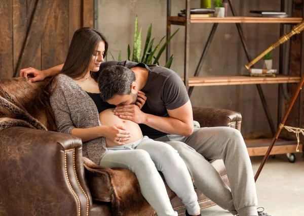 Birbirini seven bir çift hamile, sarılıyor, bebek bekliyor.