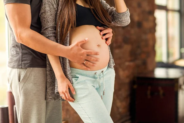 Casal apaixonado grávida abraçando, esperando pelo bebê — Fotografia de Stock