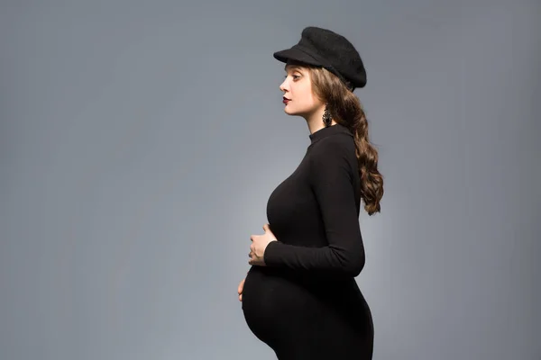 Bela menina na moda grávida no estúdio está posando — Fotografia de Stock