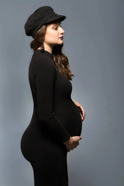 Bella ragazza alla moda incinta in studio stand posa — Foto Stock