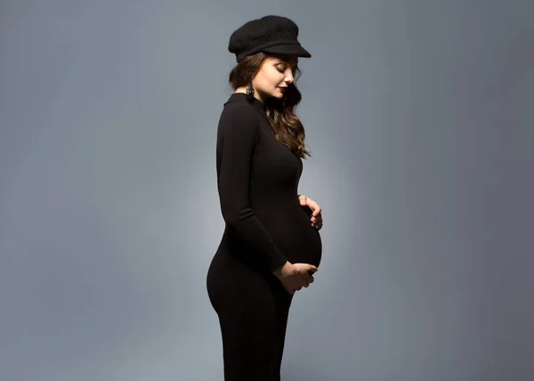 Bela menina na moda grávida no estúdio está posando — Fotografia de Stock