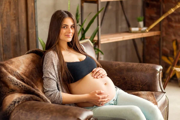 Ragazza innamorata coccole incinte, in attesa di bambino — Foto Stock