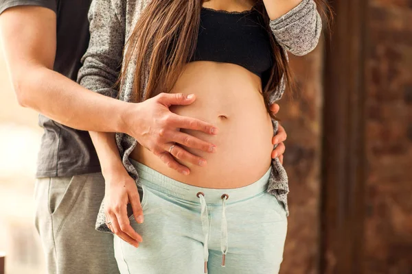Couple amoureux enceinte câlin, attendant bébé — Photo