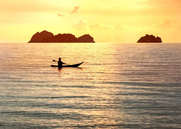 Barca nazionale in Thailandia sulla spiaggia, tramonto . — Foto Stock