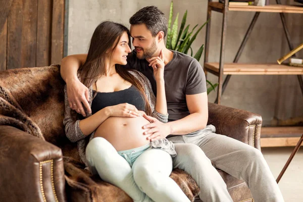 Casal apaixonado grávida abraçando, esperando pelo bebê — Fotografia de Stock