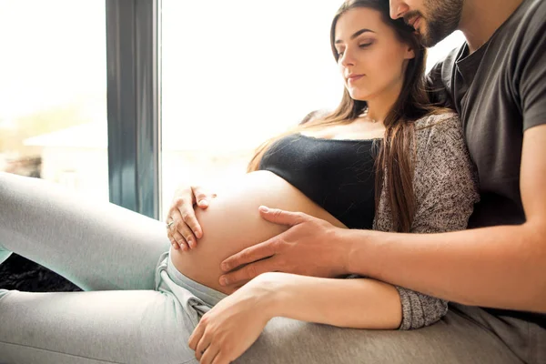 Birbirini seven bir çift hamile, sarılıyor, bebek bekliyor. — Stok fotoğraf