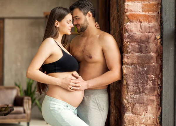 Casal apaixonado grávida abraçando, esperando pelo bebê. Dia das mães — Fotografia de Stock