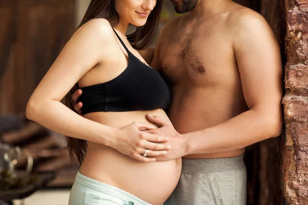 Verliebtes Paar kuschelt schwanger und wartet auf ein Baby. Muttertag — Stockfoto